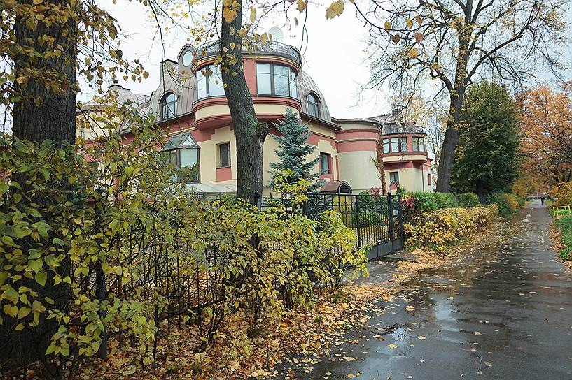 Отгородиться от суеты и многолюдности — непременное условие жизни в городском доме для узкого круга 