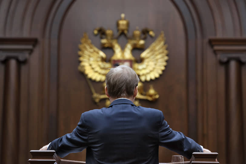 Российские законодатели решили следовать примеру Великобритании и США, где юристы наделены разным статусом и не все имеют право выступления в суде 