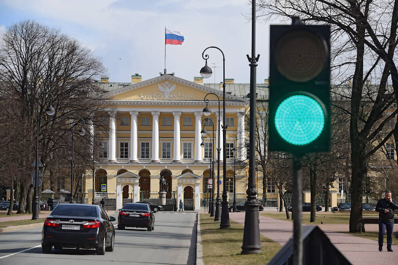 Новым вице-губернаторам города коридоры Смольного хорошо знакомы. Смогут ли в них сориентироваться строители, врачи и производственники — покажет время