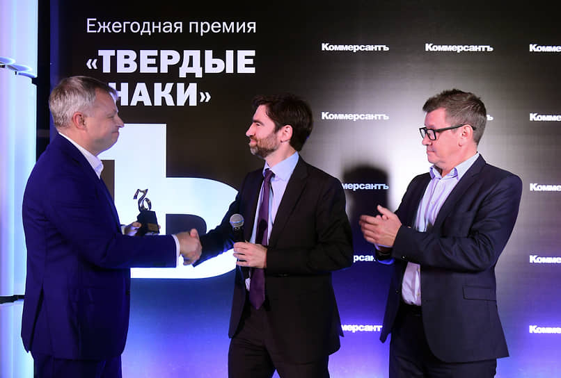 Генеральный директор ИД «Коммерсантъ» в Санкт-Петербурге Максим Ефимов, заместитель председателя правительства Ленинградской области — председатель комитета экономического развития и инвестиционной деятельности Дмитрий Ялов и главный редактор газеты «Коммерсантъ» в Санкт-Петербурге Андрей Ершов 