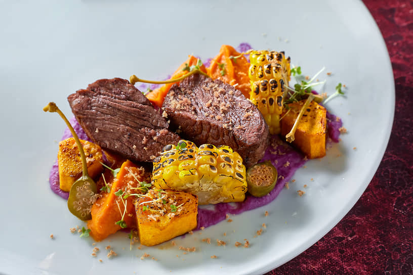 Аргентинская вырезка с медовым бататом, тыквой, кукурузой, кремом из красной капусты 