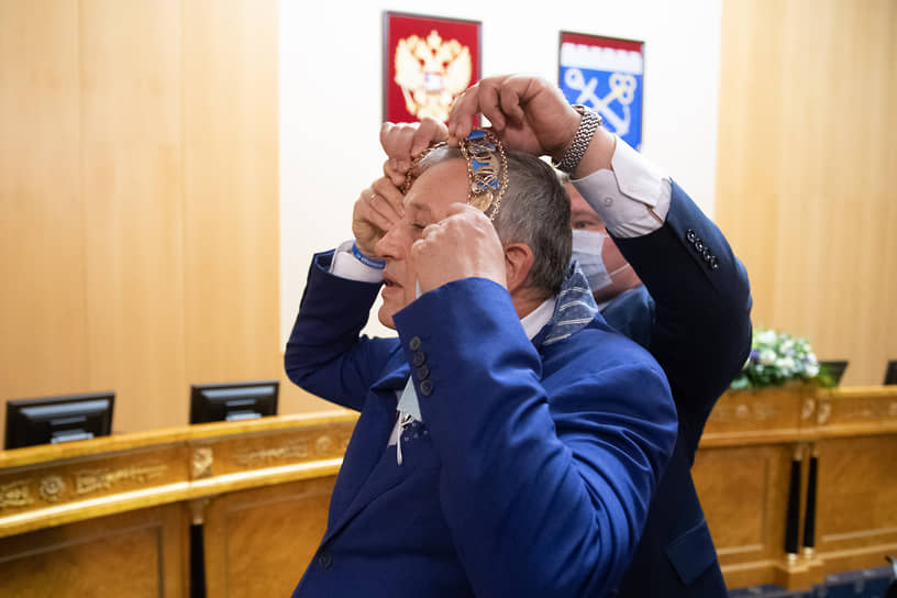 Мнения политологов о причинах уверенного результата Александра Дрозденко расходятся. Одни считают, что это связано с высоким уровнем доверия населения и эффективными решениями во время пандемии, другие — что со «стерильным» бюллетенем, который заблаговременно избавили действующего губернатора от конкурентов