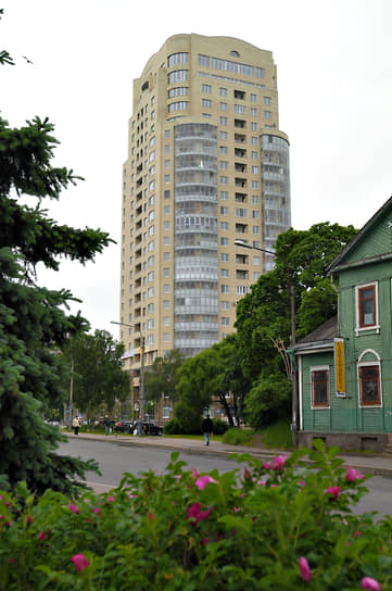 Сестрорецк сам по себе не является престижным пригородом, квартирное жилье там недорогое. Престижной является так называемая «золотая миля» — направление Курортного района от Сестрорецка до Зеленогорска 