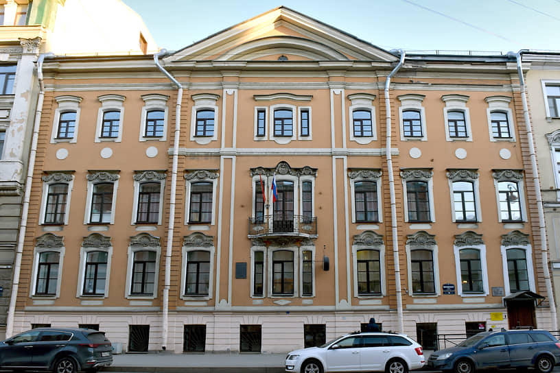 В 40-х годах XVIII века этот участок принадлежал придворному повару — в разных источниках его имя пишется по-разному