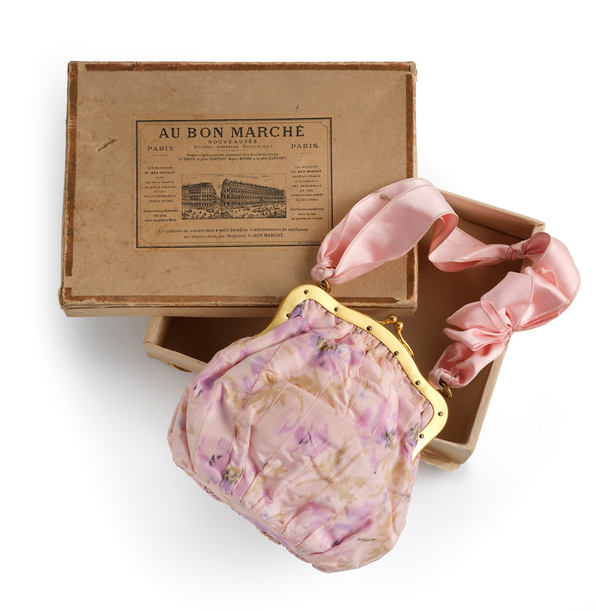 Au Bon Marche — Sac a main et sa boite 1910-1919 Taffetas de soie faconne, imprime sur chaine, metal dore et satin de soie 