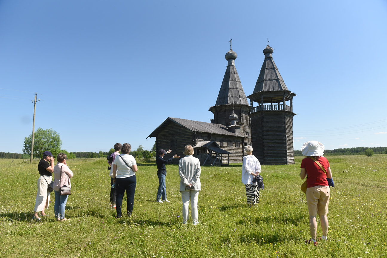 Церковь Иоанна Златоуста с колокольней 1665 года постройки на Ошевенском тракте — уникальный памятник деревянного зодчества. Его можно увидеть на экскурсионном маршруте «Экологическая тропа», разработанном в рамках проекта «Дивование. Открытие Севера» 