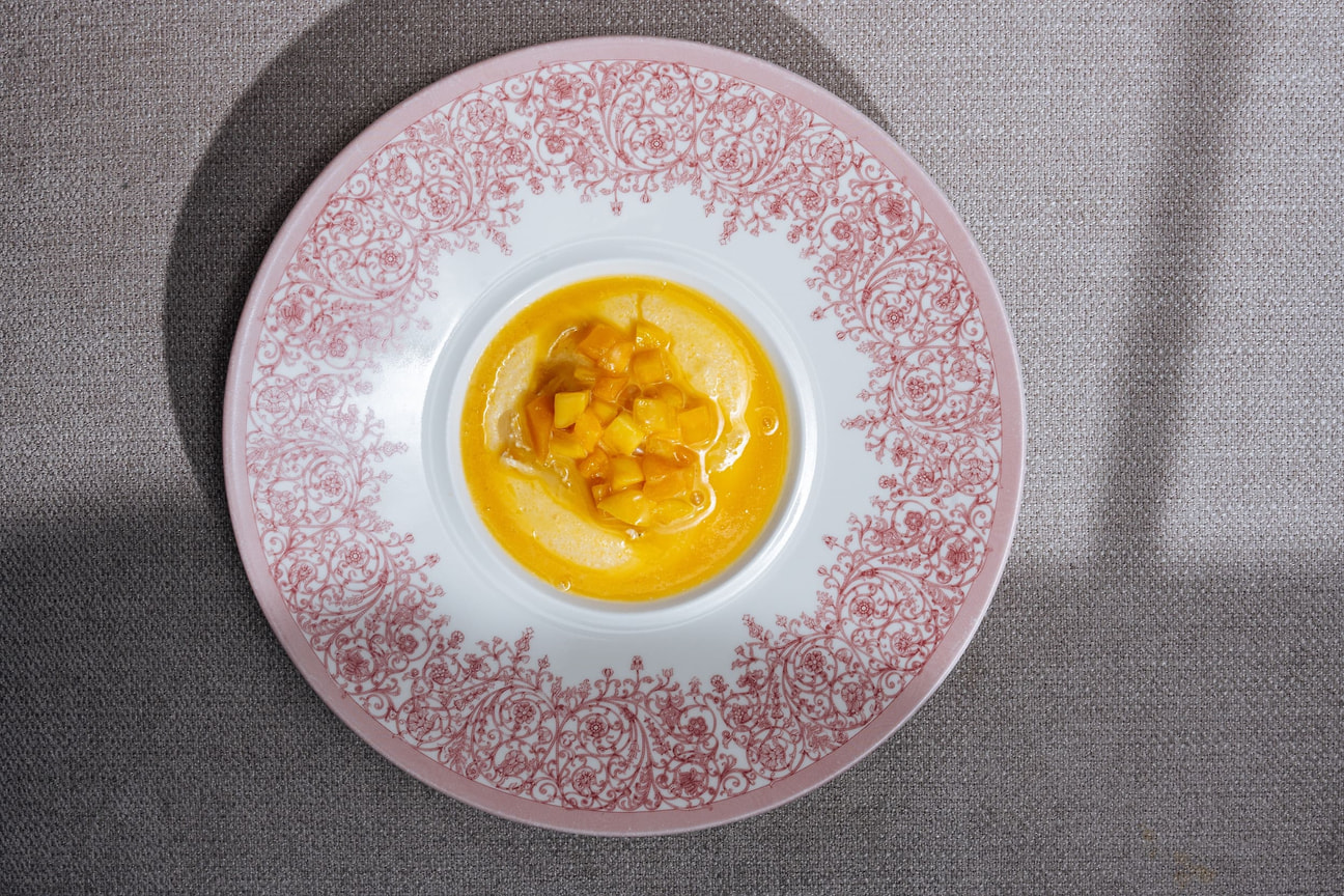 Сладкая кукурузная каша с запеченным сыром бри, манго и карамелью из маракуйи 