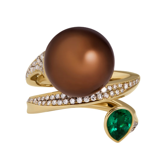 Mousson Atelier, кольцо Undina, желтое золото, коричневый жемчуг Южных морей, изумруд, бриллианты