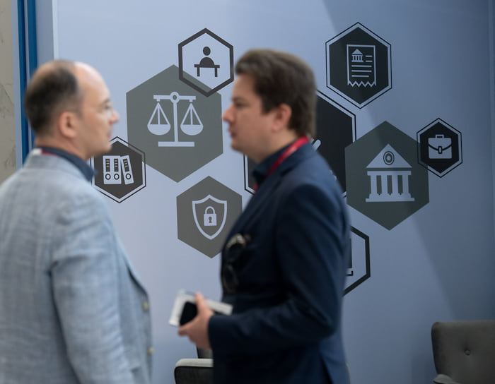 Юристы рекомендуют компаниям разработать прозрачные правила использования нейросетей, чтобы очертить работникам границы дозволенного и снизить риски 