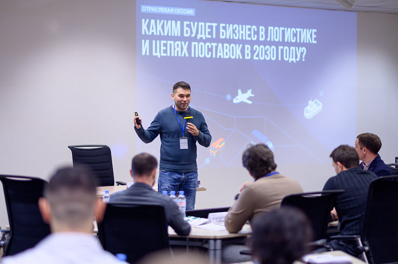В марте в бизнес-школе «Сколково» прошла отраслевая сессия «Каким будет бизнес в логистике в 2030 году?». Она собрала руководителей 70 компаний, обеспечивающих цепочку товародвижения — от поставки сырья до последней мили