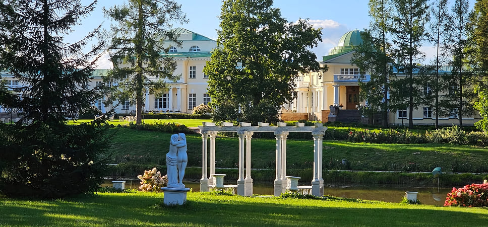 В усадьбе Марьино с английским парком сегодня располагаются культурный центр и отель категории «четыре звезды»