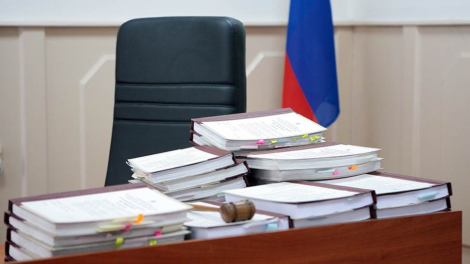 Ходатайства потерпевшей о возвращении дела прокурору суд не рассматривает.