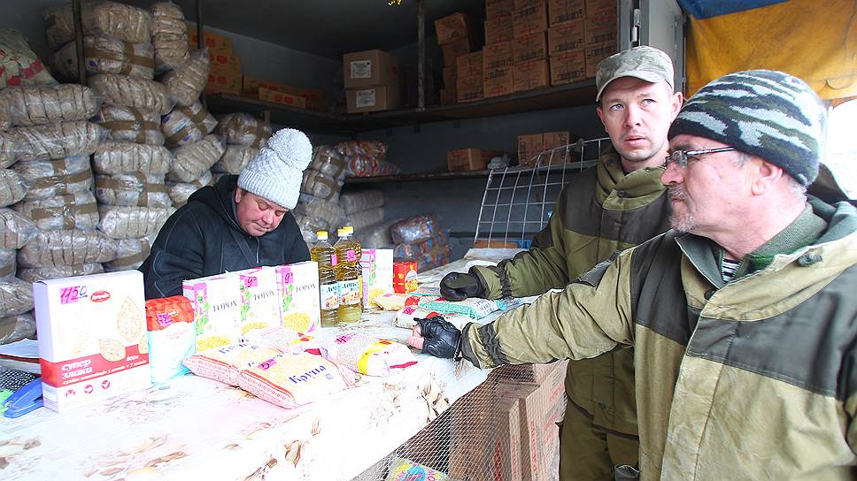 Бойцы миротворческого добровольного батальона "Ангел" приобретают продукты питания первой необходимости, предназначенные в качестве гуманитарной помощи,на рынке г. Луганск. 