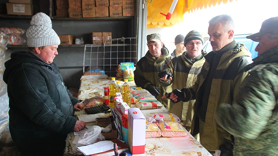 Бойцы миротворческого добровольного батальона "Ангел" приобретают продукты питания первой необходимости, предназначенные в качестве гуманитарной помощи,на рынке г. Луганск. 