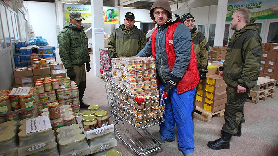 Бойцы миротворческого добровольного батальона "Ангел" приобретают продукты питания первой необходимости, предназначенные в качестве гуманитарной помощи,на рынке г. Луганск. 