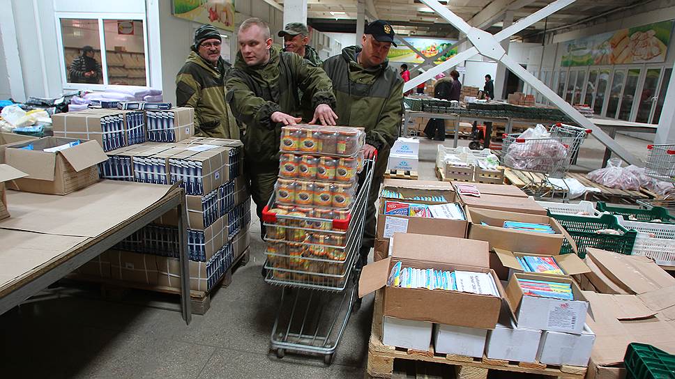Бойцы миротворческого добровольного батальона "Ангел" приобретают продукты питания первой необходимости, предназначенные в качестве гуманитарной помощи,на рынке г. Луганск. 
