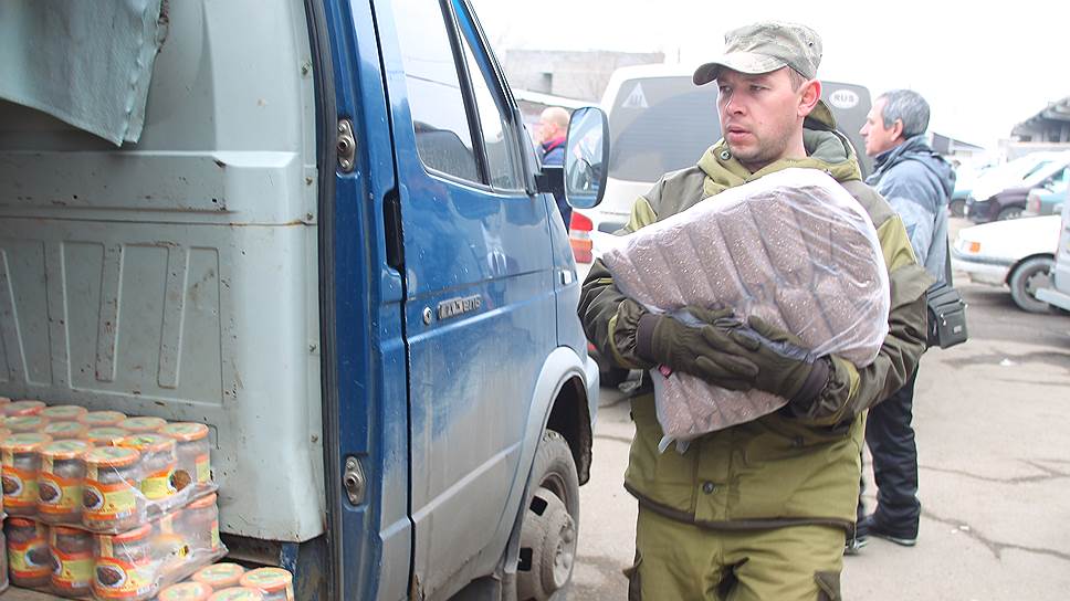 Бойцы миротворческого добровольного батальона "Ангел" приобретают продукты питания первой необходимости, предназначенные в качестве гуманитарной помощи,на рынке г. Луганск. 