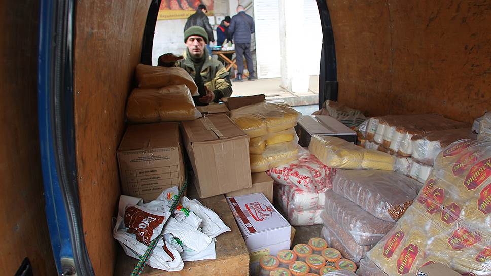 Бойцы миротворческого добровольного батальона "Ангел" приобретают продукты питания первой необходимости, предназначенные в качестве гуманитарной помощи,на рынке г. Луганск. 