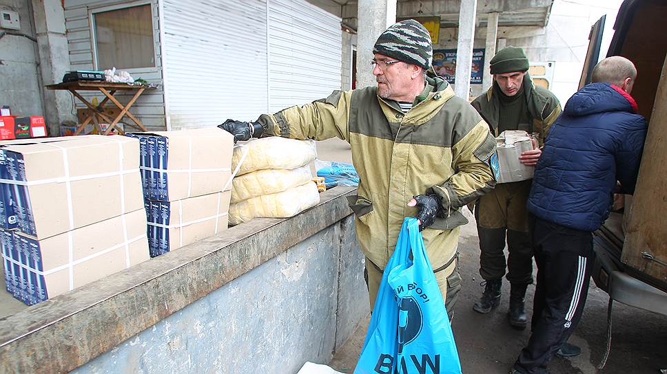 Бойцы миротворческого добровольного батальона "Ангел" приобретают продукты питания первой необходимости, предназначенные в качестве гуманитарной помощи,на рынке г. Луганск. 
