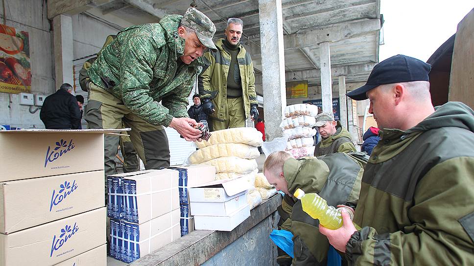 Бойцы миротворческого добровольного батальона "Ангел" приобретают продукты питания первой необходимости, предназначенные в качестве гуманитарной помощи,на рынке г. Луганск. 