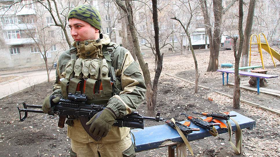 Боец миротворческого добровольного батальона "Ангел", перед выездом в с.Чернухино Луганской области, для доставки гуманитарной помощи жителям села. 