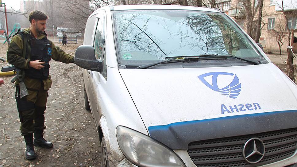 Командир миротворческого добровольного батальона "Ангел" Алексей Смирнов, перед выездом в с.Чернухино Луганской области, для доставки гуманитарной помощи жителям села. 