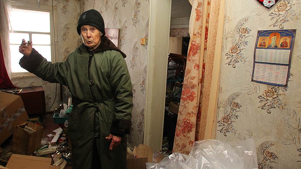 Жительница с. Чернухино в своем полуразрушенном и разграбленном доме. 