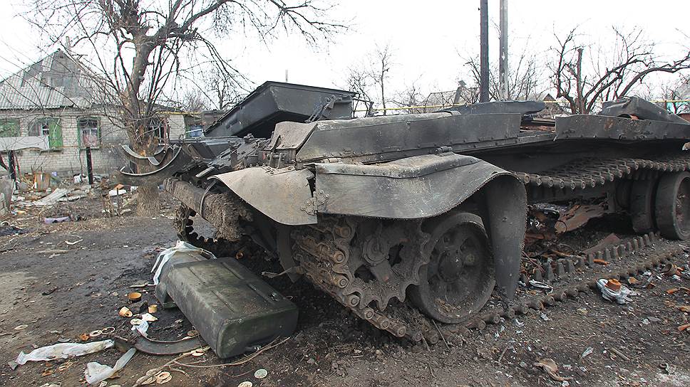 Уничтоженная военная техника на улицах с. Чернухино Луганской области. 