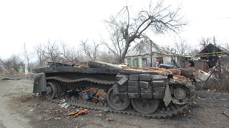 Уничтоженная военная техника на улицах с. Чернухино Луганской области. 
