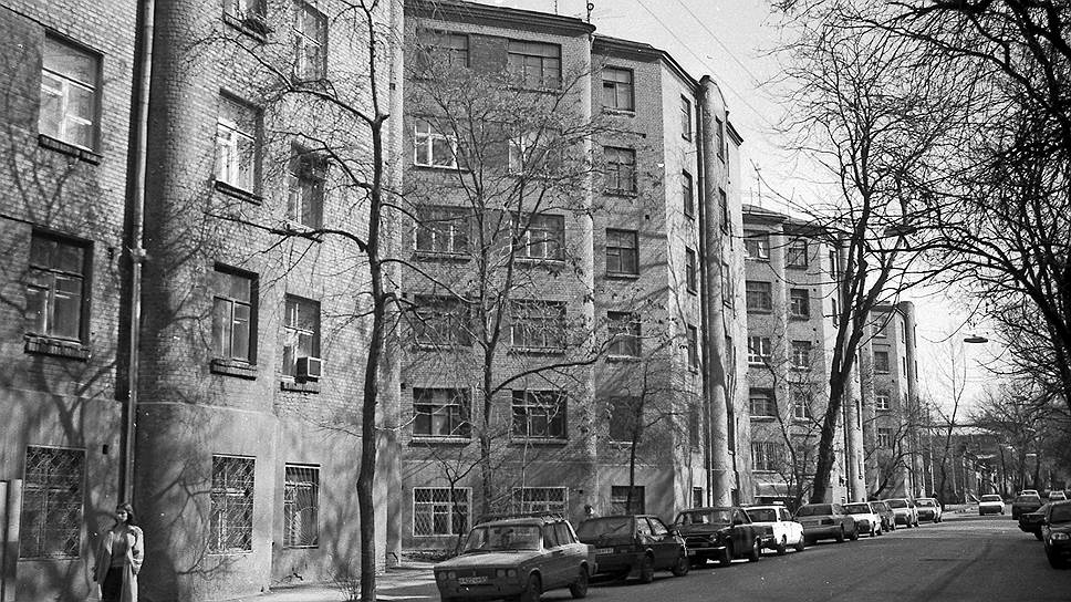 Жилой комплекс строительного кооператива «Новый быт» Пр. Соколова, 21 – 23 М.Н. Кондратьев, Л.Ф. Эберг 1927 – 1931 