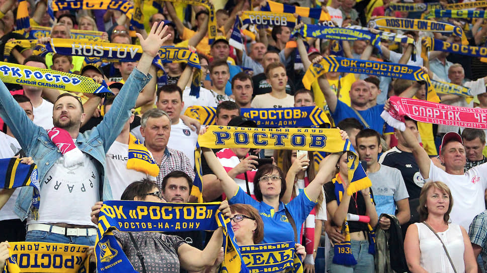 Российская Премьер-лига (РПЛ). Чемпионат России по футболу 2019/2020. 2-й тур. Матч между командами "Спартак" (Москва) и "Ростов" (Ростов-на-Дону) на стадионе "Ростов-Арена". Болельщики команды "Ростов" на трибуне во время матча