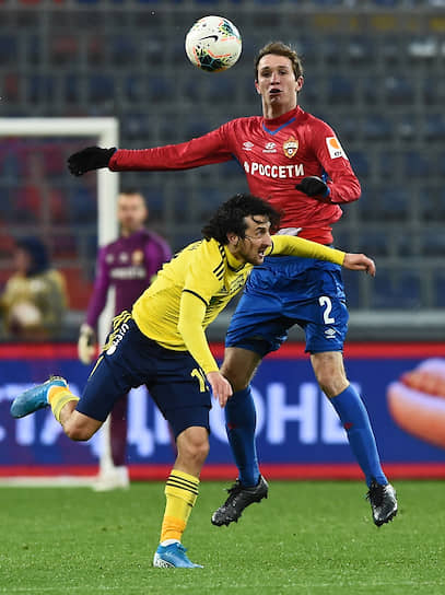 Российская Премьер-лига (РПЛ). Чемпионат России по футболу 2019/2020. 12-й тур. Матч между командами ЦСКА (Москва) и "Ростов" (Ростов-на-Дону) на стадионе "ВЭБ Арена". Игрок команды "Ростов" Хорен Байрамян (слева) и игрок команды ЦСКА Марио Фернандес (справа) во время матча