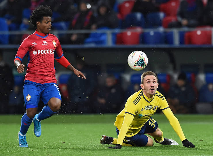 Российская Премьер-лига (РПЛ). Чемпионат России по футболу 2019/2020. 12-й тур. Матч между командами ЦСКА (Москва) и "Ростов" (Ростов-на-Дону) на стадионе "ВЭБ Арена". Игроки команды "Ростов" Алексей Козлов (справа) и игрок команды ЦСКА Лукас Сантос (слева) во время матча
