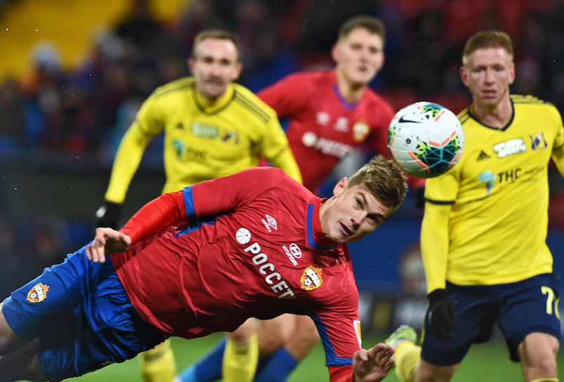 Российская Премьер-лига (РПЛ). Чемпионат России по футболу 2019/2020. 12-й тур. Матч между командами ЦСКА (Москва) и "Ростов" (Ростов-на-Дону) на стадионе "ВЭБ Арена". Игрок команды ЦСКА Яка Бийол (в центре) во время матча