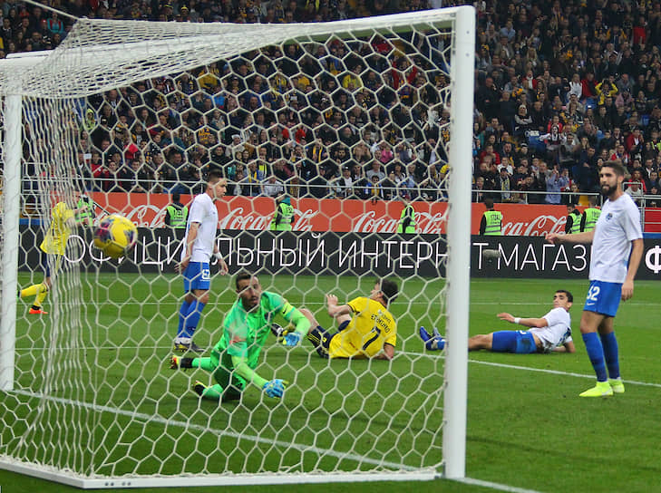 Российская Премьер-Лига. Чемпионат России по футболу 2019/2020. 14-й тур. Матч между командами "Ростов" (Ростов-на-Дону) и "Сочи" (Сочи) прошел на стадионе "Ростов-Арена". Вратарь команды "Сочи" Сослан Джанаев (второй слева) и игрок команды "Ростов" Роман Еременко (третий справа) во время матча. 