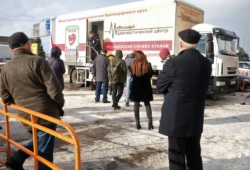 Вакцинация от коронавирусной инфекции COVID-19 вакциной Гам-КОВИД-Вак ("Спутник V"). Жанровая фотография. Очередь на вакцинацию возле мобильного пункта вакцинации
