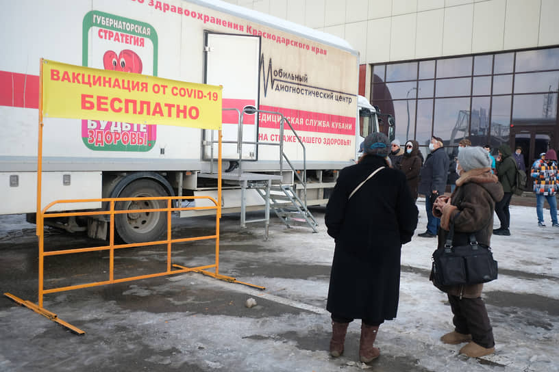 Вакцинация от коронавирусной инфекции COVID-19 вакциной Гам-КОВИД-Вак ("Спутник V"). Жанровая фотография. Медицинский работник в мобильном пункте вакцинации во время вакцинации пациента