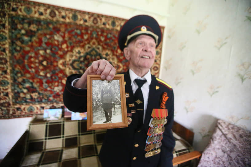 Акция "Парад у дома Ветерана" в преддверии 76-й годовщины Победы в Великой Отечественной войне. Ветеран Великой Отечественной войны Петр Павлович Голышкин у себя дома