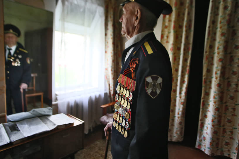 Акция "Парад у дома Ветерана" в преддверии 76-й годовщины Победы в Великой Отечественной войне. Ветеран Великой Отечественной войны Петр Павлович Голышкин у себя дома