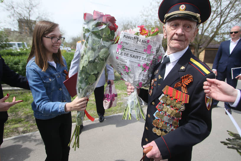 Акция "Парад у дома Ветерана" в преддверии 76-й годовщины Победы в Великой Отечественной войне. Ветеран Великой Отечественной войны Петр Павлович Голышкин у себя дома