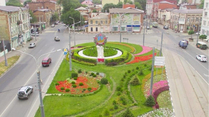Паркам — деревья, площадям — цветы