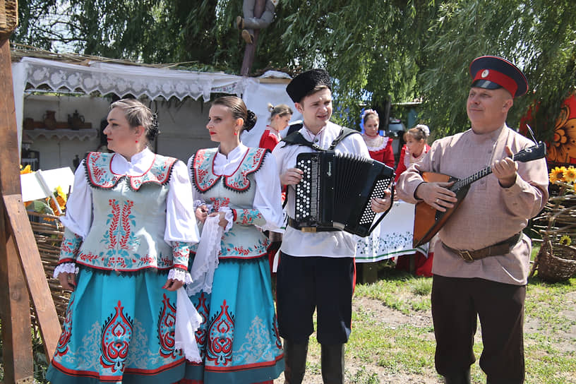 Региональный экологический праздник – День реки Дон, проводимый в рамках Всероссийской акции "Вода России" в станице Старочеркасской Аксайского района Ростовской области. Выступление творческих коллективов