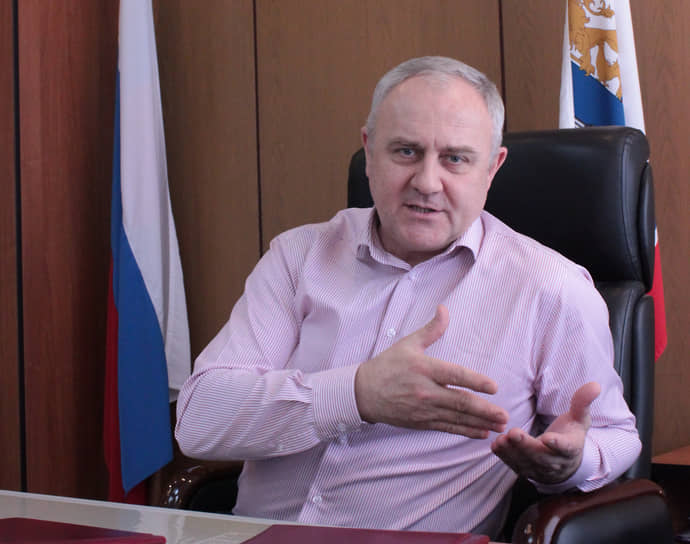 Глава облизбиркома Юрий Андриенко допускает, что нарушения могут быть связаны с недостаточной юридической грамотностью редакторов, но недоумевает, почему СМИ добровольно идут на жертвы повторно