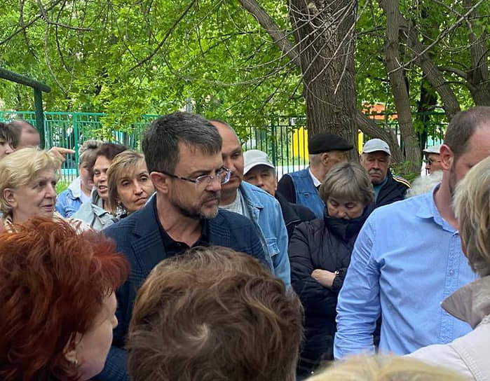 Сергей Моргачев (в центре) фактически на себе протестировал возможность сбора подписей через «Госуслуги» 