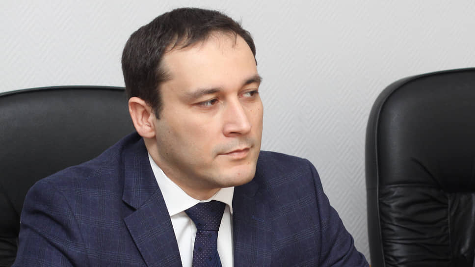 По данным следствия, Асланбек Майрамукаев потребовал от директора компании передать ему взятку за организацию заключения договоров на поставку медицинского оборудования на сумму более 147 млн рублей