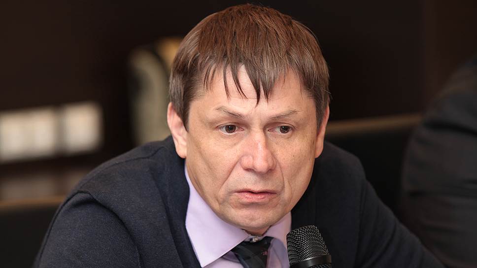 Дмитрий Семин, управляющий ДО№1 ООО «Земский банк» в Самаре: «Тот ажиотаж, который возник из-за перехода вкладчиков из банка в банк, естественно сильно повлиял на показатели банка. Тем не менее, мы ожидаем, что во втором и отчасти в третьем квартале этого года ситуация стабилизируется, и те шаги, которые мы сегодня предприняли, дадут результат».