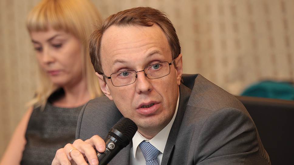 Артем Маслов, директор филиала «Самарский ПАО «Балтинвестбанк»: «На мой взгляд, тенденция по снижению процентной ставки, которую мы в настоящее время наблюдаем, сохранится. Хотя я не думаю, что эта тенденция будет носить стремительный характер. Но, полагаю, в течение года мы станем свидетелями того, что существующий рынок сохранится. И этот тренд приведет к тому, что будет постепенно оживать кредитование, в том числе розничное. Прирост портфеля банков стоит ожидать на уровне 10%. Это, с одной стороны, реально, с другой, будет неплохим показателем».