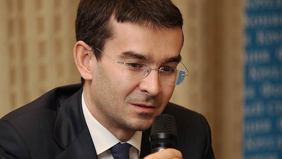 Андрей Гончаров, Председатель правления ОАО «Первобанк»: «Сегодня объем размещенных в Первобанке средств физических лиц составляет 19,4 млрд рублей. При этом розничный депозитный портфель банка за 1 квартал 2015 года вырос на 0,9 млрд рублей. С марта мы отмечаем оживление спроса со стороны клиентов на кредитные ресурсы. Например, за март банк предоставил своим клиентам кредитов в объеме 2,3 млрд рублей - это на 0,7 млрд рублей больше, чем в январе и на 0,8 млрд рублей - феврале текущего года. В дальнейшем также ожидаем рост, хотя и не такими темпами, как в прошлом году, в том числе за счет выдачи кредитов в рамках госпрограмм субсидирования ипотеки и льготного автокредитования. Конечно, существенное повышение стоимости ресурсов негативно сказалось на банковской сфере. Но к концу первого квартала текущего года банк восстановил положительную процентную маржу и в марте мы вышли на прибыль».