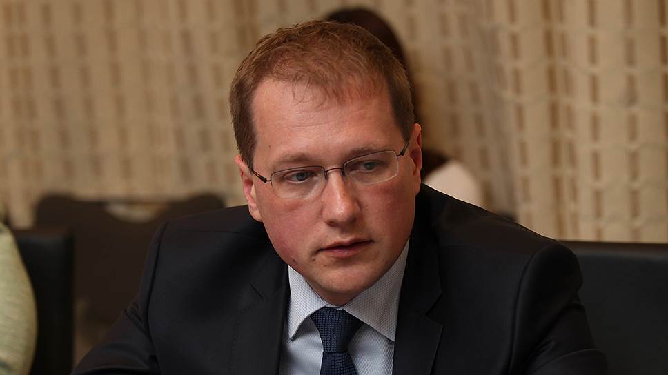 Дмитрий Лысов, управляющий Самарским филиалом ВТБ-24: «На фоне снижения ВВП можно ожидать только некой стабилизации в 2015 году. Это было бы очень здорово. Из положительного: мы видим действия правительства. Это и поддержка социальной ипотеки, и поддержка автокредитования. Это стабилизирует спрос на кредиты в этом году».