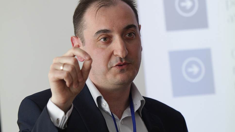 Директор по развитию компании «Ай Сис Лабс – Интеллектуальные системы» Аркадий Золотовицкий: «Любому руководителю необходимо следить за рынком. Особенно это актуально для сферы IT, в которой мы работаем: она высококонкурентная, поэтому мы вынуждены своевременно реагировать на новые вызовы, новые тренды. Система оценки персонала позволяет действовать на упреждение: формировать кадровые резервы и сосредотачивать усилия менеджерского состава на мотивации нужных людей, эффективнее тратить деньги на обучение. Не секрет, что для менеджеров финансовый аспект является очень важным: экономические условия влияют на возможности компании в целом. К примеру, если говорить о нашей компании, то в текущей глобальной экономической ситуации мы не столько растем, сколько ищем свои ниши. Нам приходится менять специализацию сотрудников, исходя из потребностей рынка, и благодаря тому, что мы их хорошо знаем, мы можем грамотно и вовремя их сориентировать на новые направления.